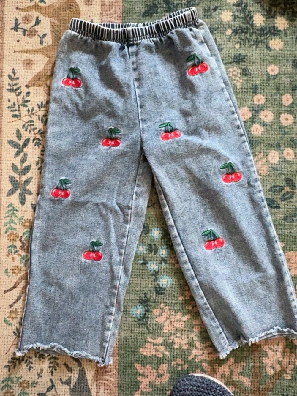 93% cotton Cherry Embroidered pull in pant